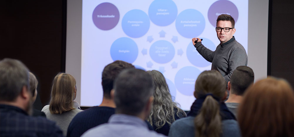 Deltakere på seniorkurs med foredrag om pensjon